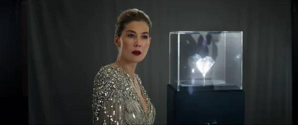 サディアスを死に追いやる遠因となった非道な悪役ヴェロニカ（ロザムンド・パイク）