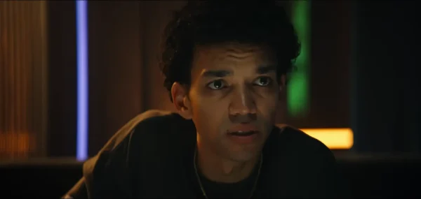 個人的な復讐のために仲間とサディアスを危険に晒したチャーリー（ジャスティス・スミス）