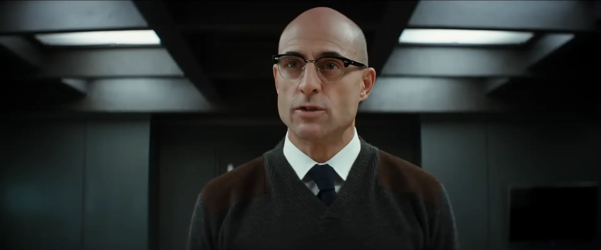 キングスマンのマーリン役を演じる俳優マーク・ストロング