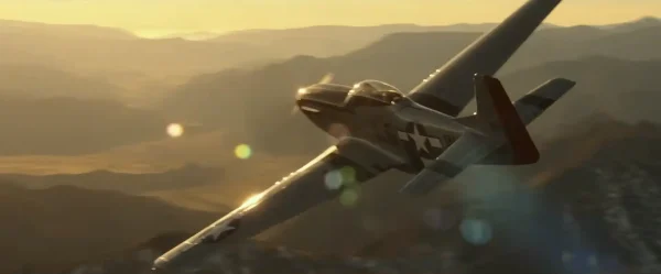 夕空に向かって飛んでいくプロペラ機（P-51マスタング）