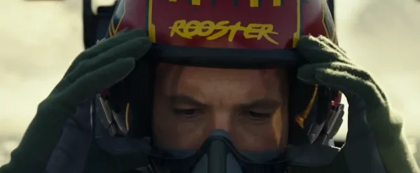 「ROOSTER」と書かれたヘルメットを被り、戦闘機のコックピットに座るルースター