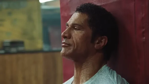 映画『スマッシング・マシーン』で特殊メイクと肉体改造によりマーク・ケアーに変貌したドウェイン・ジョンソン