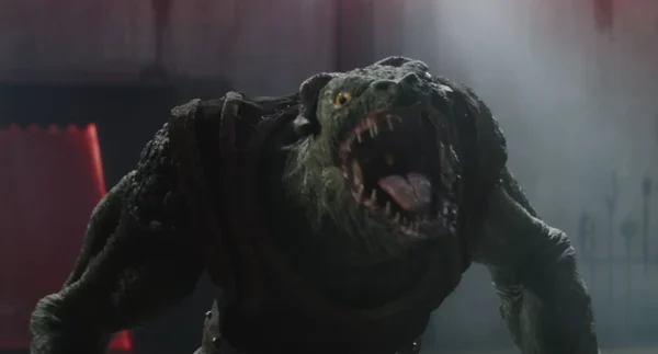 闘技場で巨大なモンスター「マンテリアン・セイヴリップ」と激しく戦うマンダロリアン
