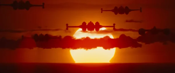 血のように赤い夕焼け空を飛行するXウイングとUウイング