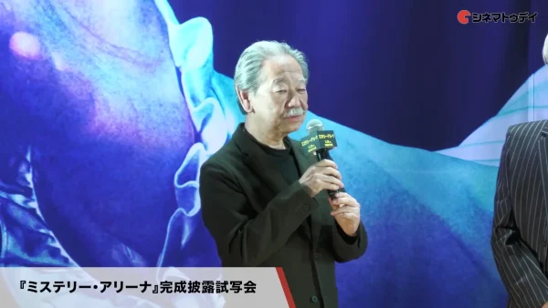 完成披露試写会に登壇し、映画について語る原作者の深水黎一郎氏