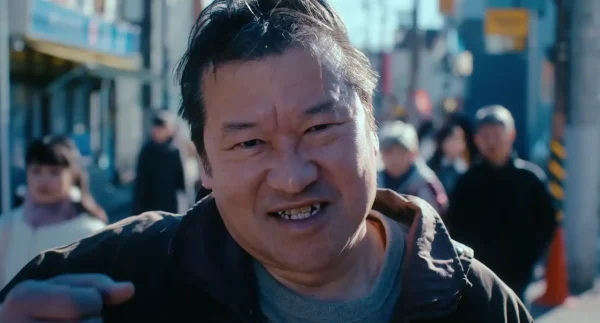 映画『名無し』で見えない凶器を持つ主人公・山田太郎（佐藤二朗）