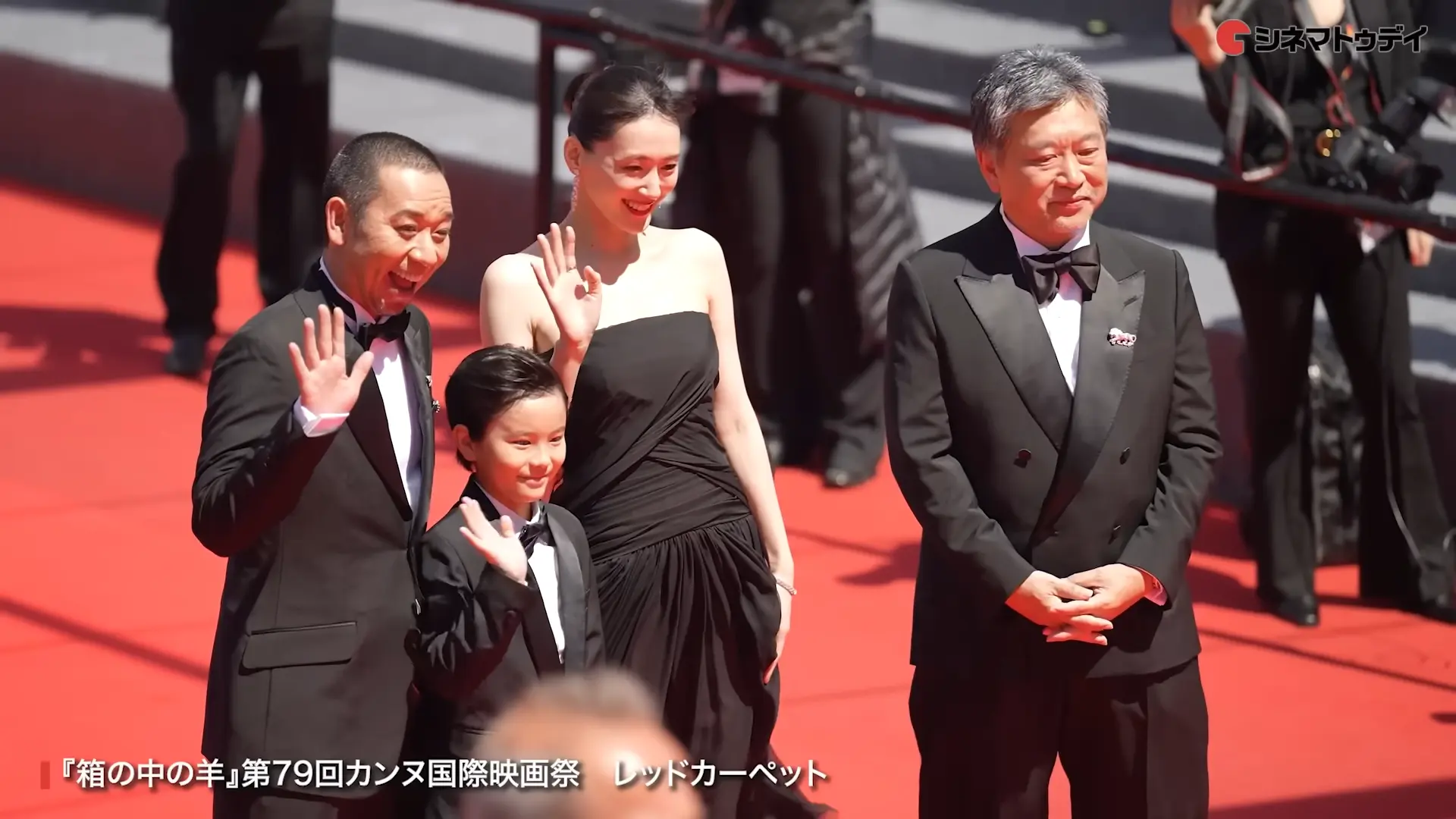 カンヌ国際映画祭のレッドカーペットに登場した映画『箱の中の羊』の是枝裕和監督、綾瀬はるか、大悟、桒木里夢