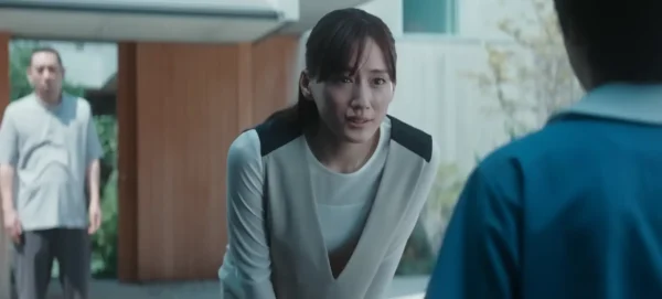 映画『箱の中の羊』本編映像より、ヒューマノイドの翔を迎え入れる夫婦