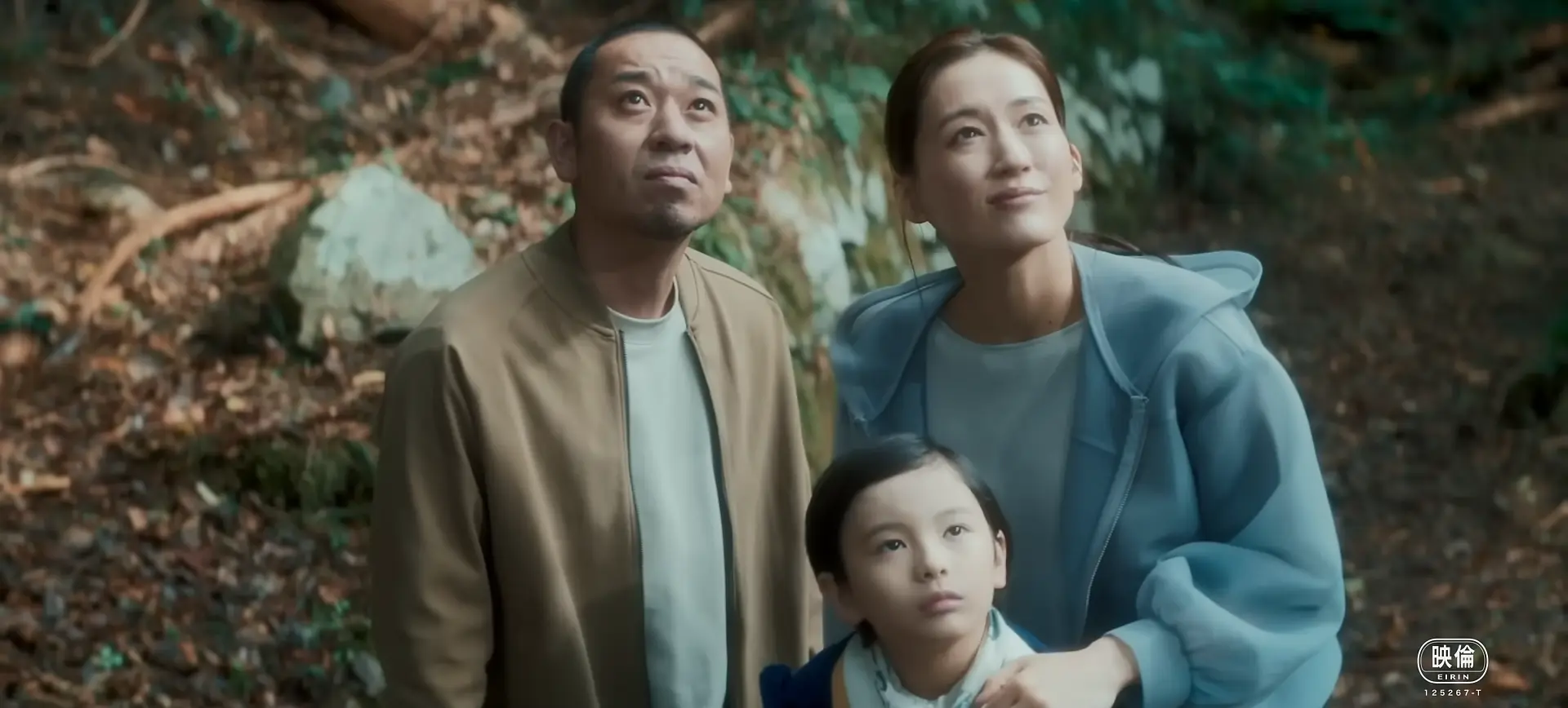 映画『箱の中の羊』予告編より、ヒューマノイドの翔を挟んで並ぶ甲本夫婦