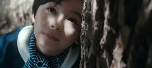 映画『箱の中の羊』予告編より、森の中に佇むヒューマノイドの翔