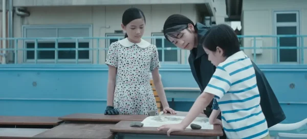 映画『箱の中の羊』予告編より、黒ずくめの少年たちと出会う翔