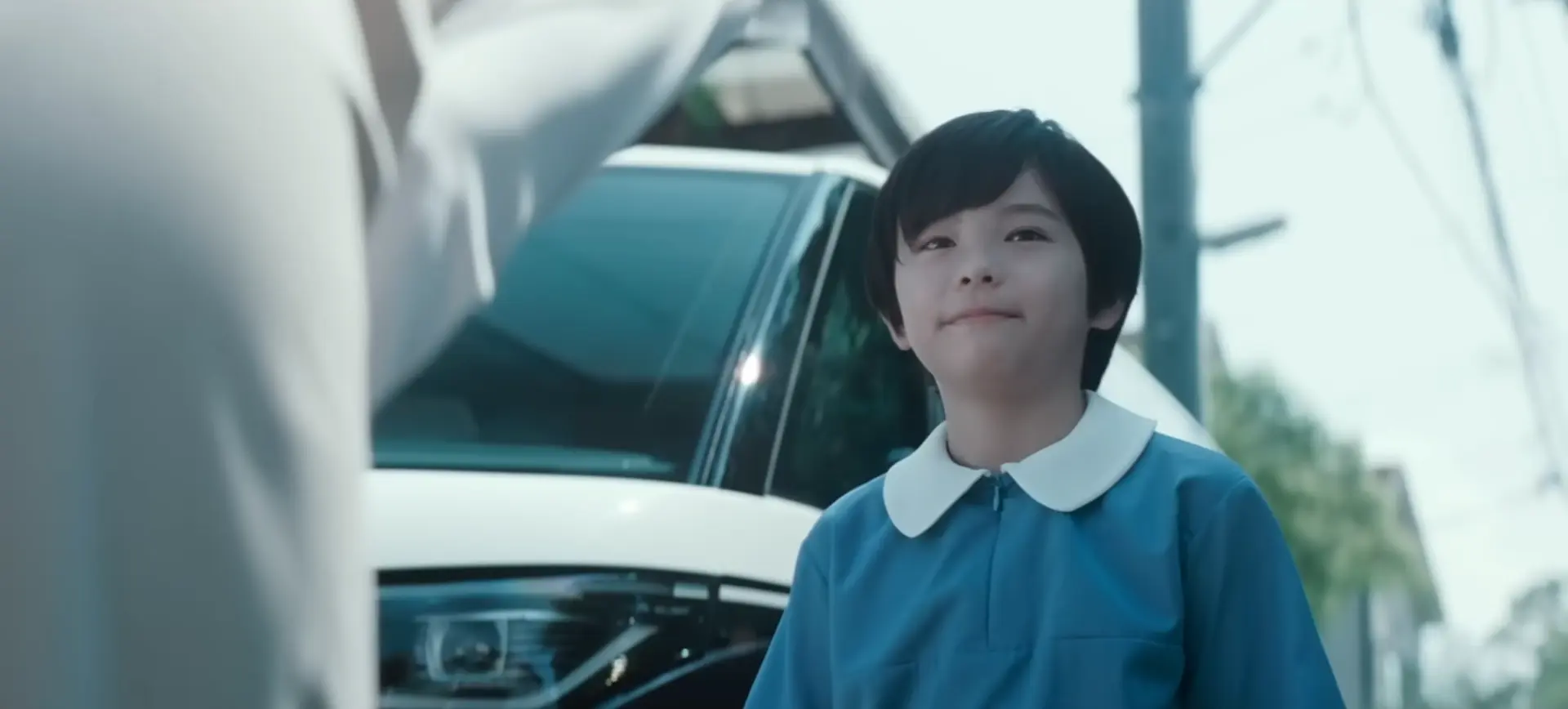 映画『箱の中の羊』予告映像より、亡き息子の姿で現れたヒューマノイドの翔