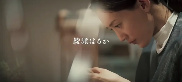 映画『箱の中の羊』予告編より、手作業で建築模型を作る音々