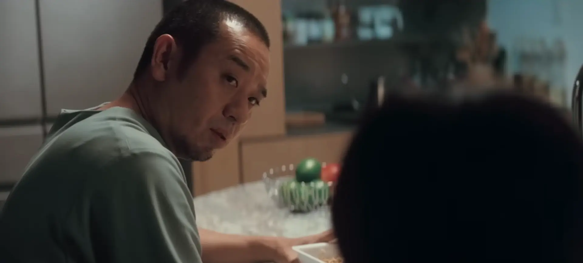 映画『箱の中の羊』より、複雑な表情を浮かべる工務店社長・健介役の千鳥・大悟