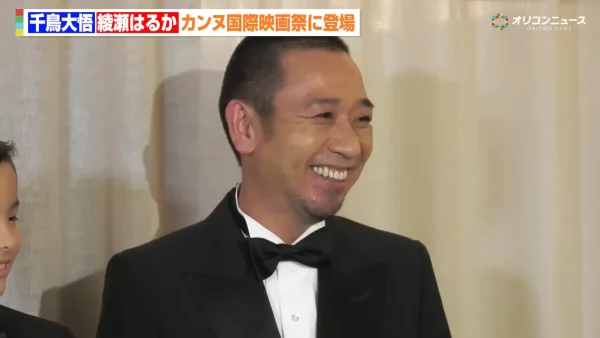 カンヌ国際映画祭の記者会見でユーモアを交えて質問に答える千鳥・大悟