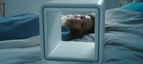 映画『箱の中の羊』より、ヒューマノイドの翔が眠る箱型の充電ポッド