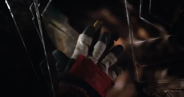宇宙船のキセノナイトの窓越しに、種族を超えて手を合わせるグレースとロッキー