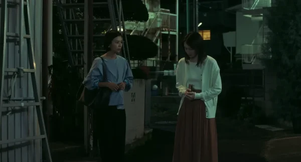 映画『未来』で教師・真唯子を演じる黒島結菜と母親・文乃を演じる北川景子の表情