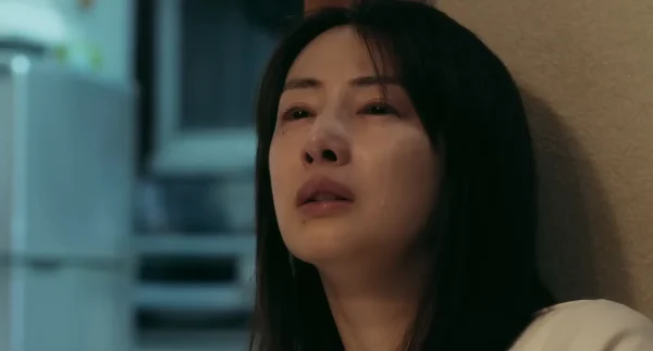 心を閉ざし「ビー玉の目」になった文乃（北川景子）