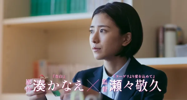 凛とした表情で遠くに視線を向ける真唯子(黒島結菜)