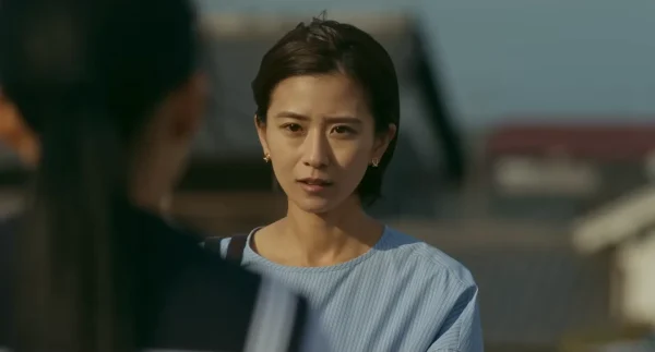 章子に真剣な眼差しを向ける教師・真唯子（黒島結菜）