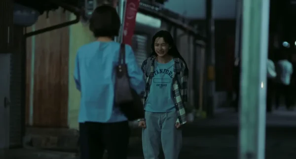 映画『未来』の主人公・真唯子（黒島結菜）と過酷な現実に直面する章子（山﨑七海）