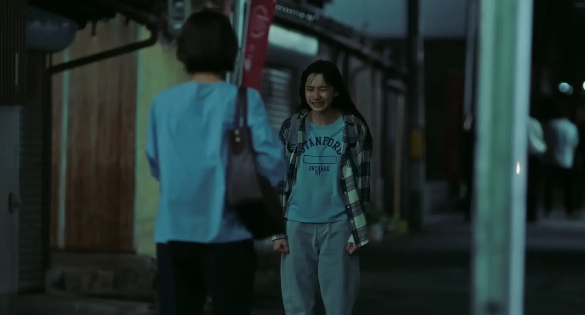 映画『未来』の主人公・真唯子（黒島結菜）と過酷な現実に直面する章子（山﨑七海）
