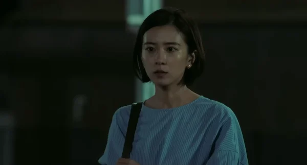 章子を助けようとするも拒絶される教師・真唯子（黒島結菜）