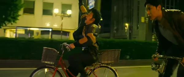 夜の新宿を自転車で猛追する相葉四郎とチェ・シウ