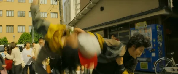 ルール無用のプロレス技で犯人に立ち向かう相葉四郎（水上恒司）