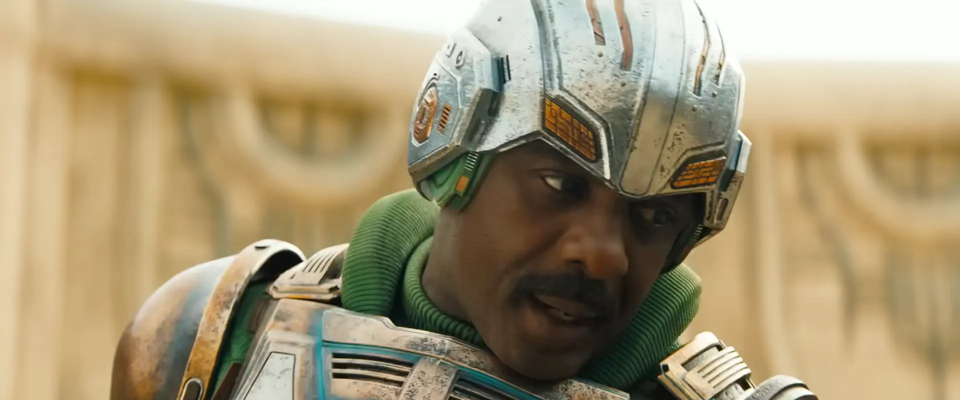 分厚いヘルメットと重装備のスーツに身を包んだ、イドリス・エルバ演じるダンカン（マン・アット・アームズ）