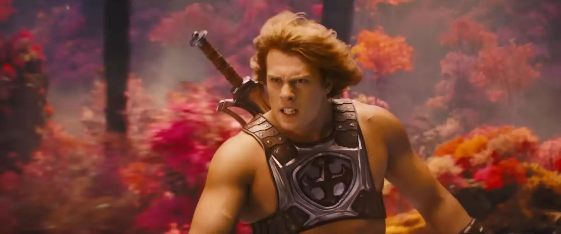 パワーソードを背負い、堂々とした立ち姿を見せるニコラス・ガリツィン演じるヒーマン