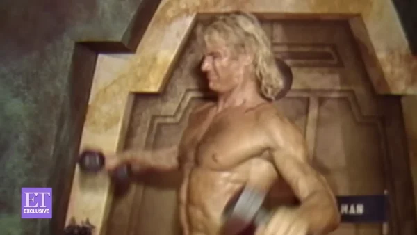 1986年の撮影現場でダンベルを使いトレーニングをするドルフ・ラングレン