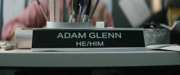 アダム・グレンのデスクに置かれた「HE/HIM」と書かれたネームプレート