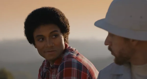 映画『Michael マイケル』でボディガードのビル・ブレイに心を許すマイケル・ジャクソン