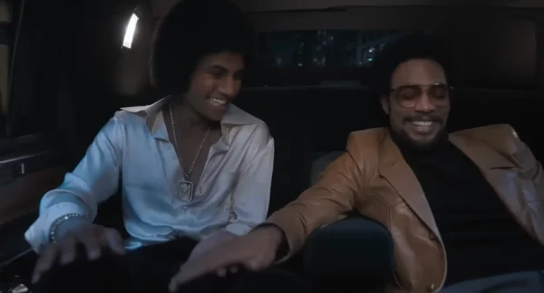 映画『Michael マイケル』でクインシー・ジョーンズを演じるケンドリック・サンプソンと主演のジャファー・ジャクソン