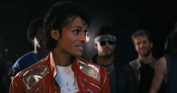 映画『Michael マイケル』で「今夜はビート・イット（Beat It）」の赤いジャケットを着たジャファー・ジャクソン