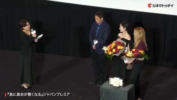 映画のジャパンプレミアに登壇し、監督やキャストに向けてスピーチを読み上げる原作者の磯野真穂氏