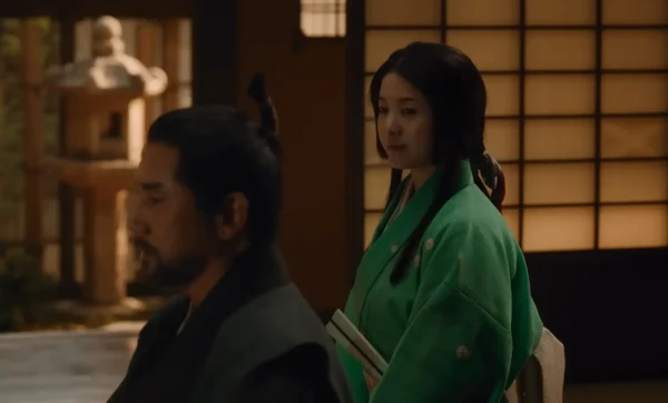 静かな佇まいの中に底知れぬ思惑を感じさせる千代保（吉高由里子）の表情