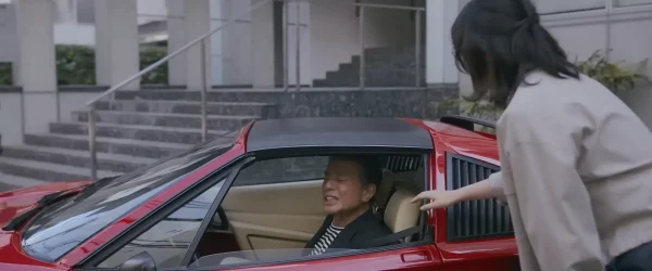 真っ赤なフェラーリの前でマネージャーの川奈舞（西野七瀬）から冷たくあしらわれ、人間くさい表情を見せる南条弘（舘ひろし）