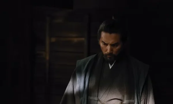 戦国武将の装束を身に纏い、複雑な表情を浮かべる荒木村重（本木雅弘）