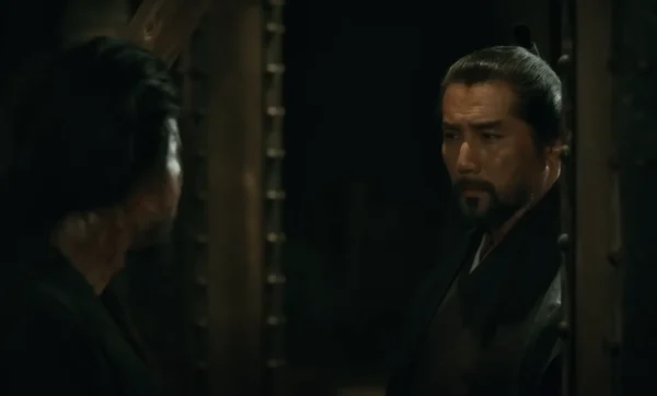 地下牢の深い暗闇の中で対峙する荒木村重（本木雅弘）と黒田官兵衛（菅田将暉）