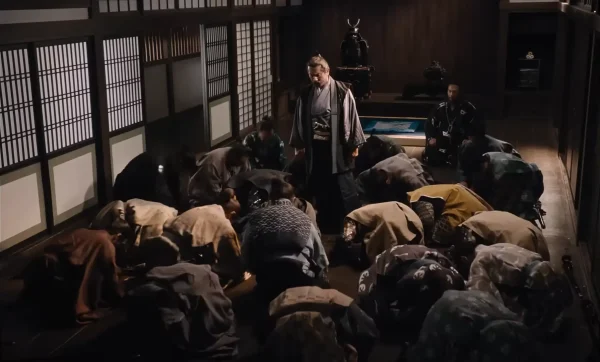 深い暗闇と逃げ場のない閉塞感に包まれた映画版の城内シーン