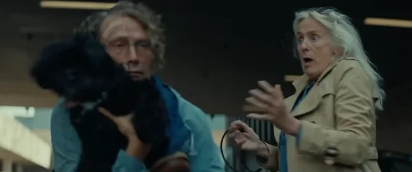 飼い犬を連れ去るマンフレル（マッツ・ミケルセン）