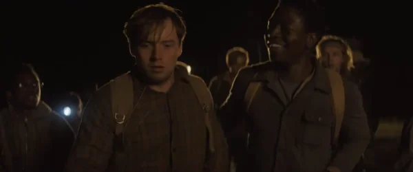 疲労困憊になりながらも互いを支え合って歩くギャラティ（クーパー・ホフマン演）とマクヴリーズ（デヴィッド・ジョンソン演）