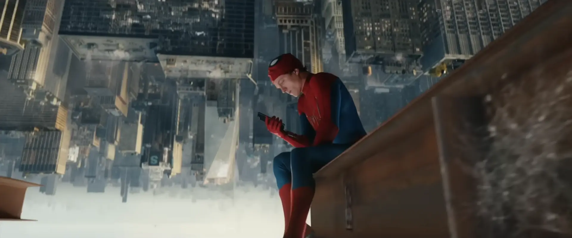 孤独な自警団として活動する手縫いスーツのスパイダーマン