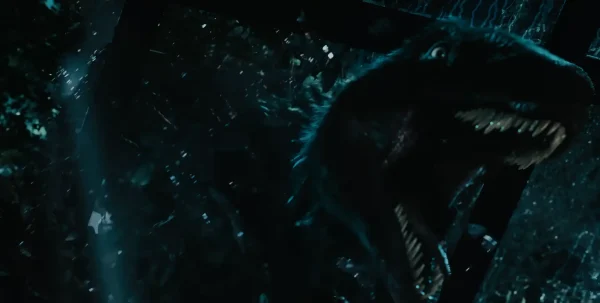 映画『プリミティヴ・ウォー 恐竜戦争』でハゲワシ小隊を襲う、羽毛に覆われたユタラプトルの迫力あるCGIシーン