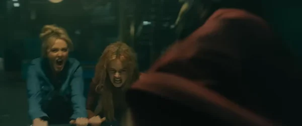 映画『レディ・オア・ノット2』の洗濯場で日用品を手に戦う主人公グレース
