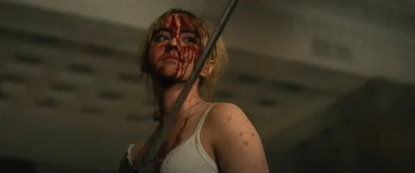 映画『レディ・オア・ノット2』でボロボロになりながらも立ち向かうフェイス(キャスリン・ニュートン)