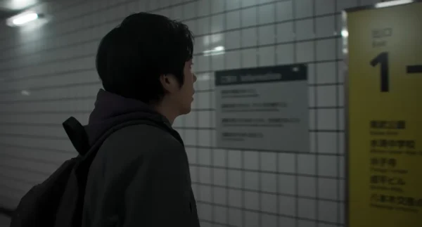 映画『8番出口』の無機質な地下通路に佇む主人公「迷う男」役の二宮和也